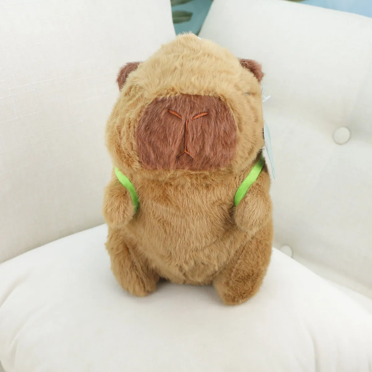 Капибара сидячая с рюкзаком, 22 см от plush.team