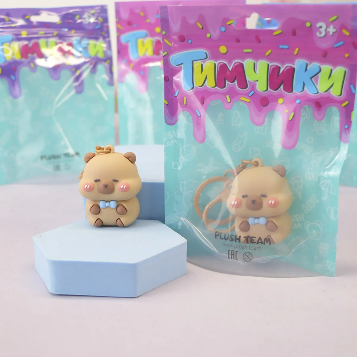 фото игрушки Брелок резиновый капибара с бабочкой, 4 см