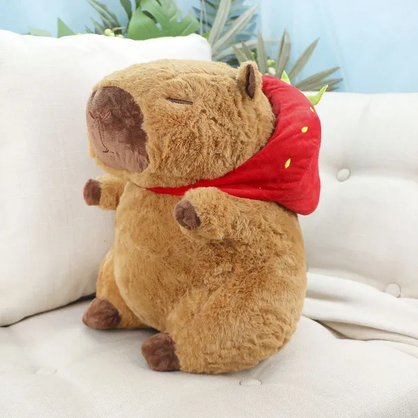фото игрушки Капибара в клубничной шапке, 35 см