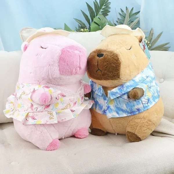 фото игрушки Капибара в одежде и шляпе, 40 см