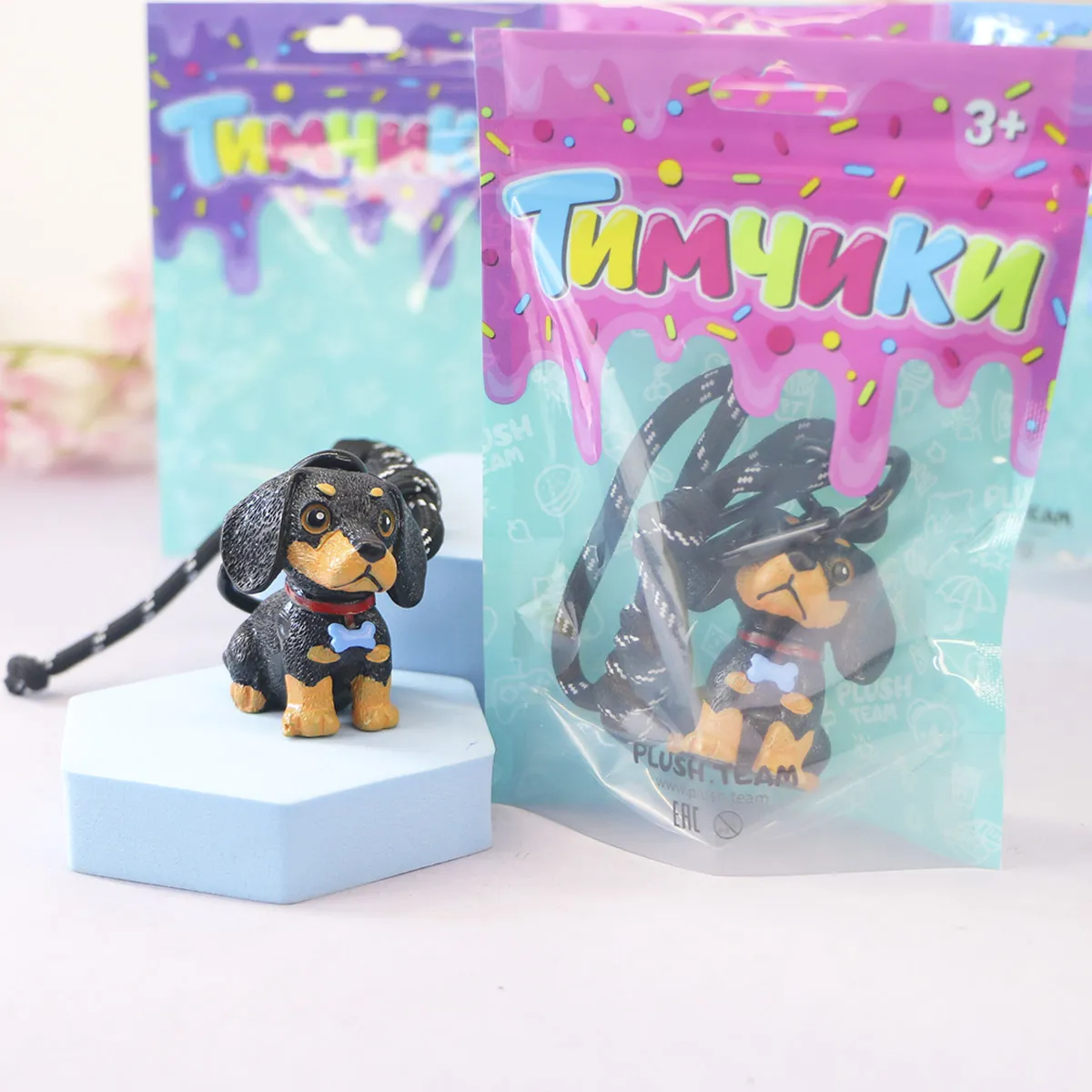 фото игрушки Брелок пластиковый такса с бабочкой, 5 см