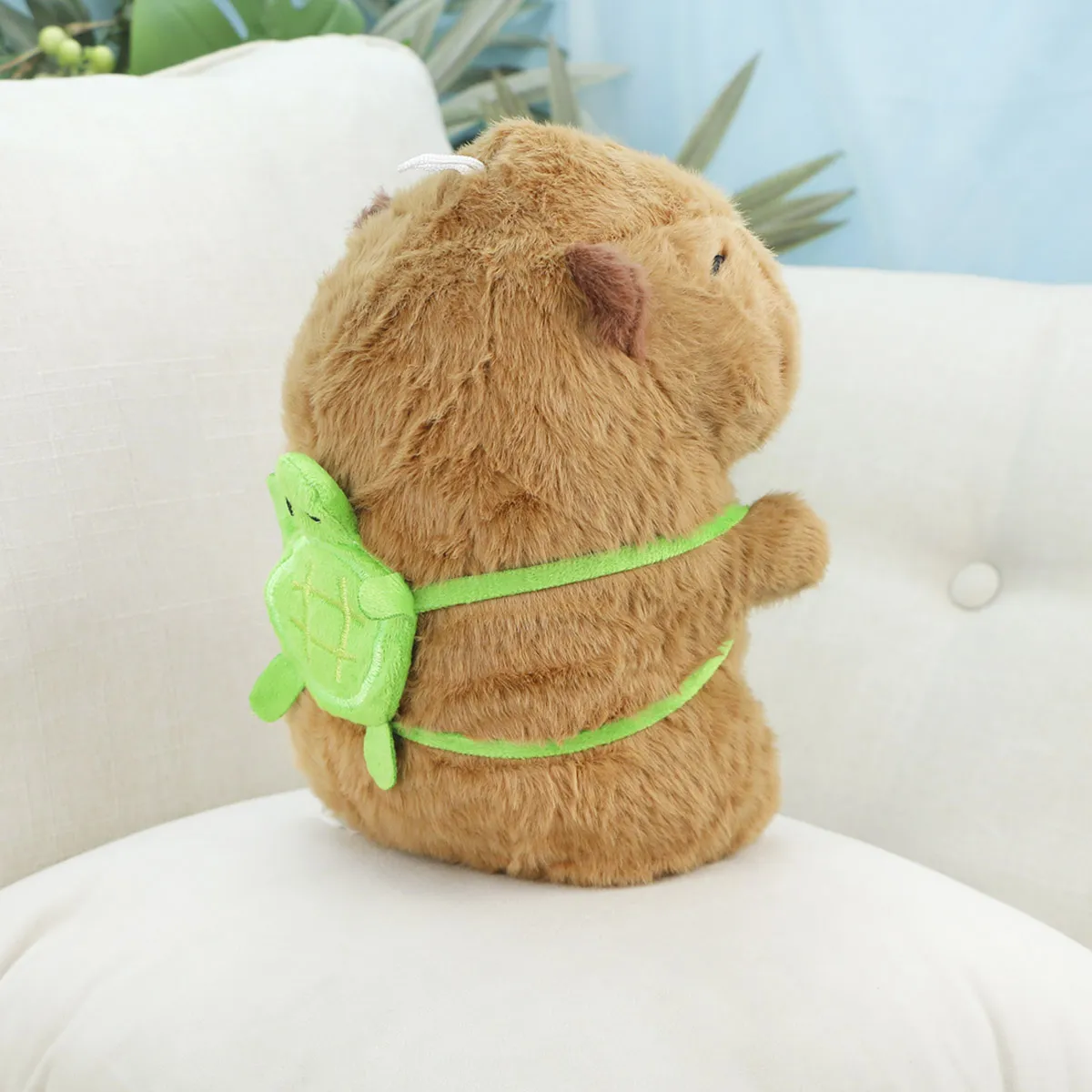 Капибара сидячая с рюкзаком, 22 см от plush.team