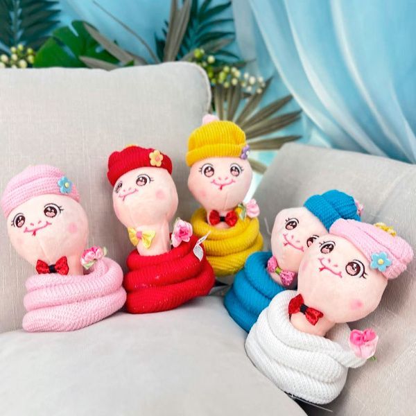 фото игрушки Змея куколка в вязанной шапке, 20 см