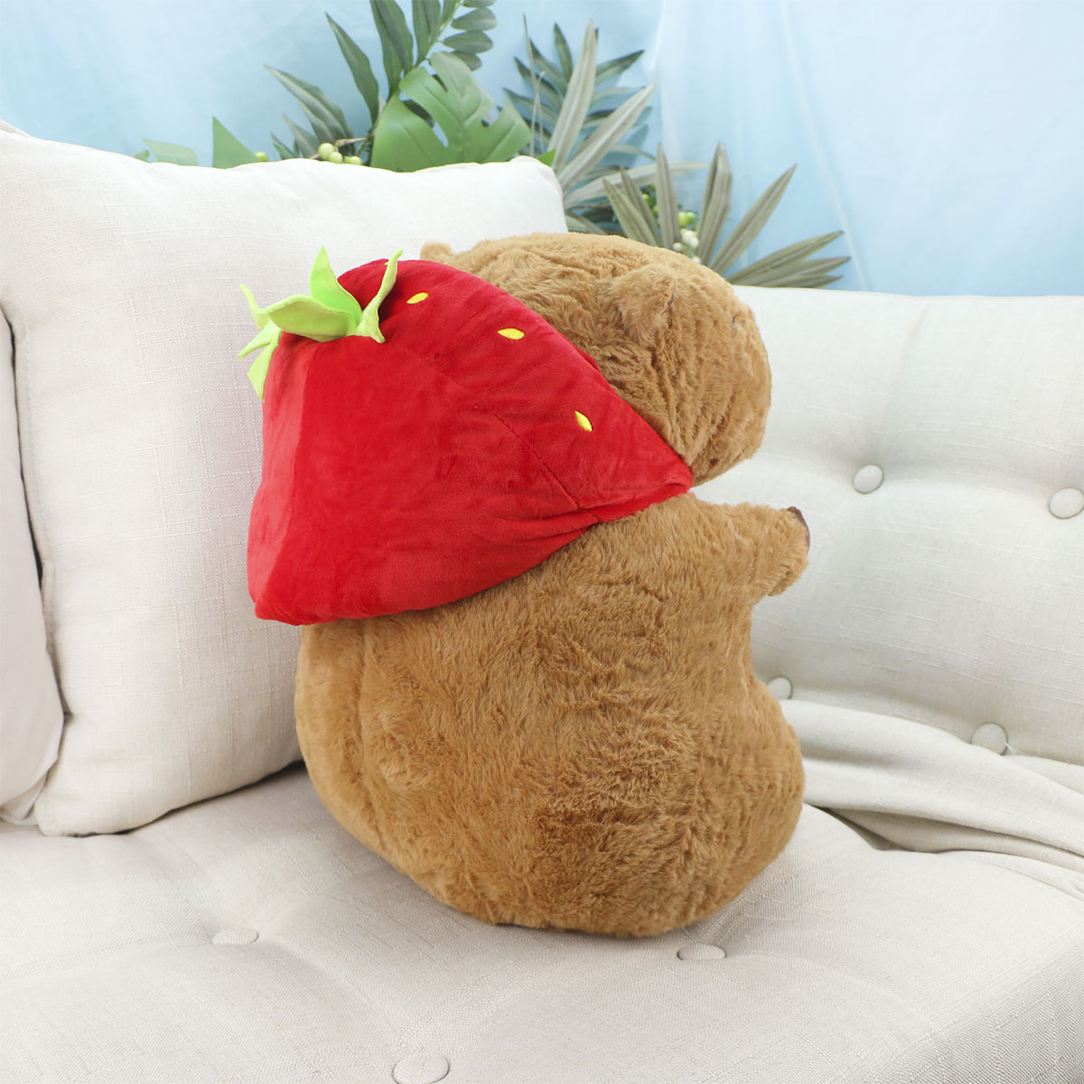 Капибара в клубничной шапке, 35 см от plush.team