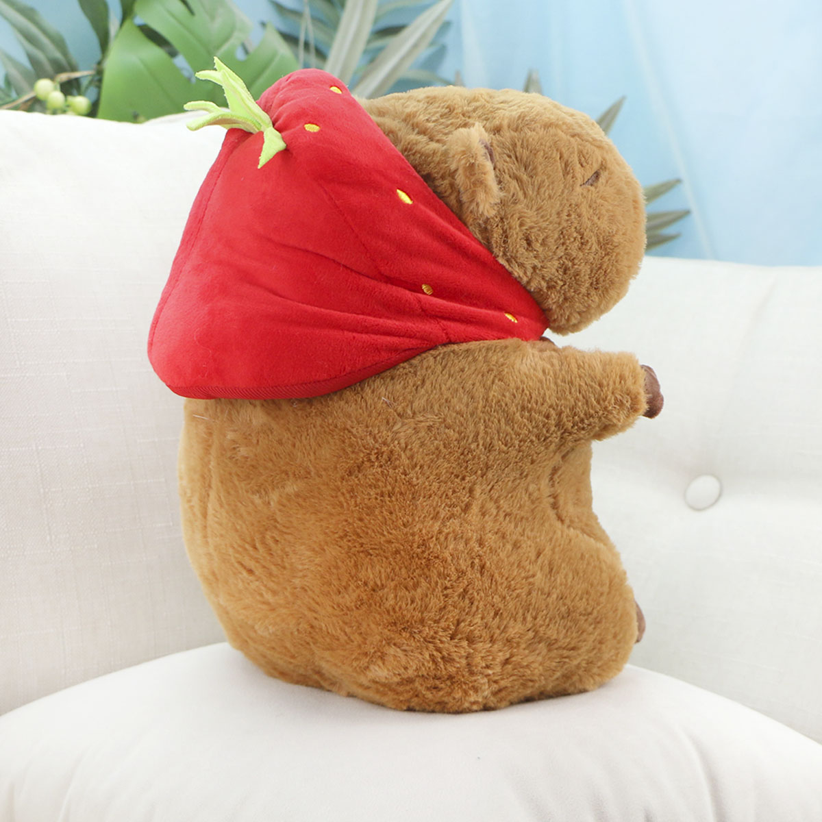 Капибара в клубничной шапке, 30 см от plush.team