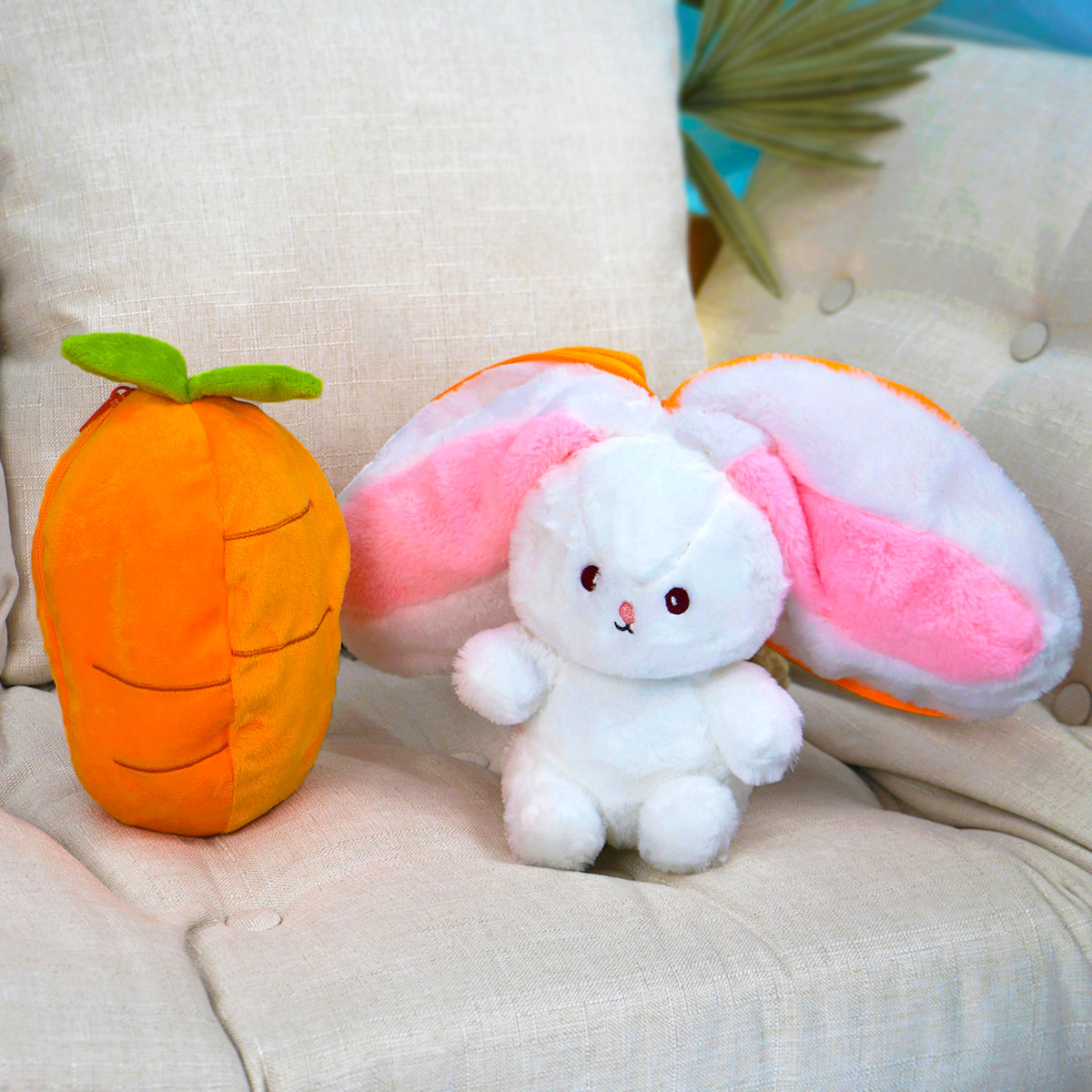 фото игрушки Зайка в морковке, 21 см